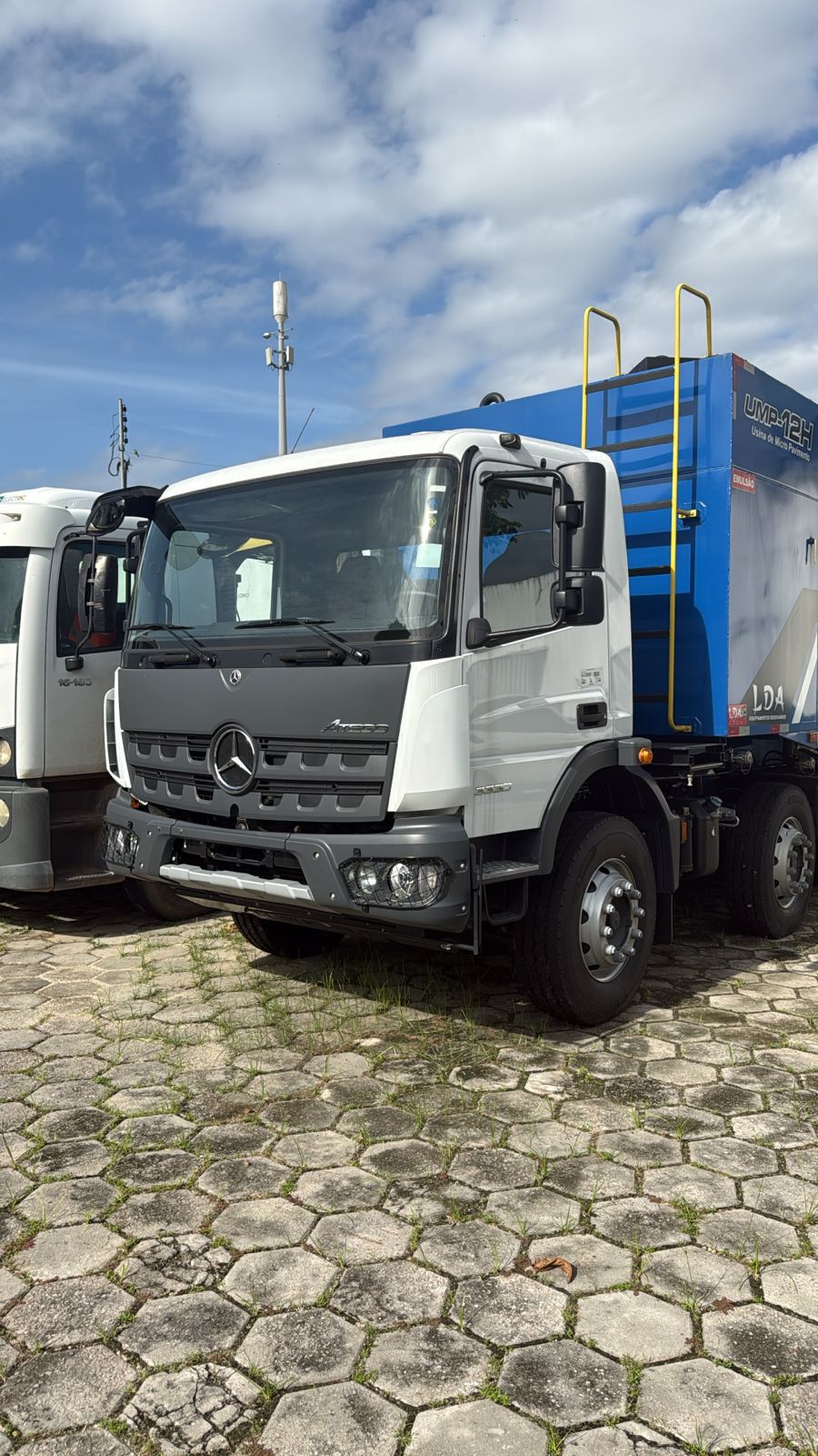 Caminhão Mercedes-Benz 3330 com Usina de Microrrevestimento Ano 2025 - Thumbnail 2